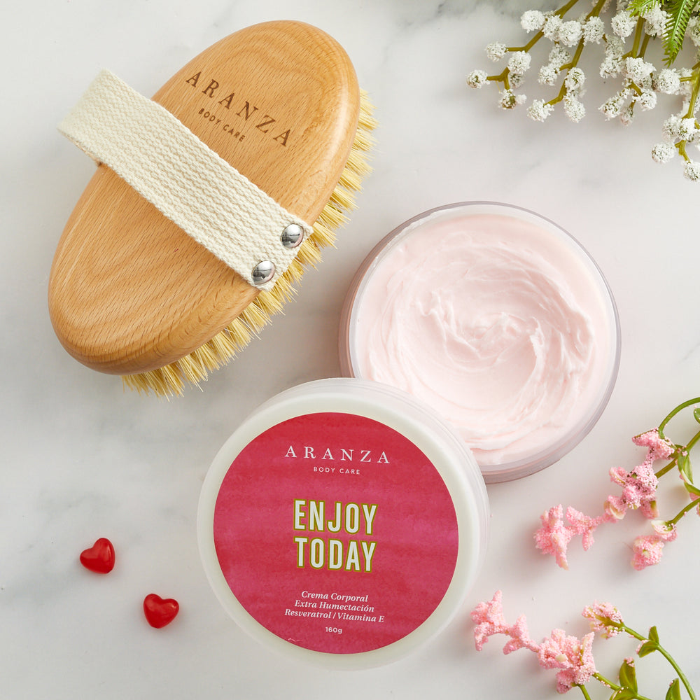 Box Crema corporal hidratante aroma frutal dulce + Cepillo exfoliante + paleta obsequio