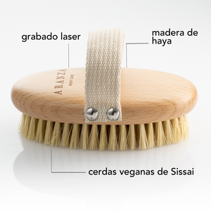 Cepillo exfoliante corporal con cerdas veganas.