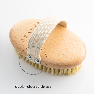 Cepillo exfoliante corporal con cerdas veganas.