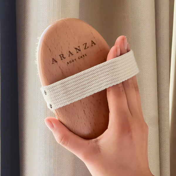 Cepillo exfoliante corporal con cerdas veganas.