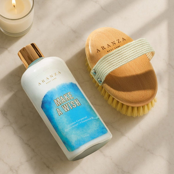 Box Crema corporal  hidratante aroma floral 230 ml.+ Cepillo exfoliante.