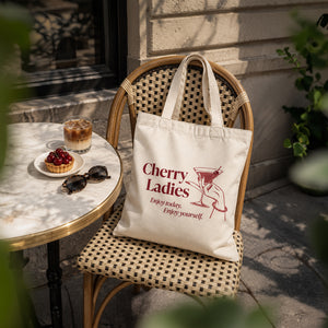 Tote bag Cherry Ladies 🍒 Llévala GRATIS por compras mayores a S/219 en este aroma