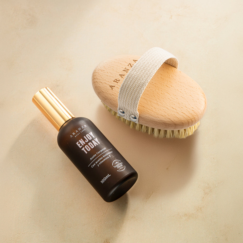 Box  Cepillo exfoliante + aceite corporal aroma frutos rojos.