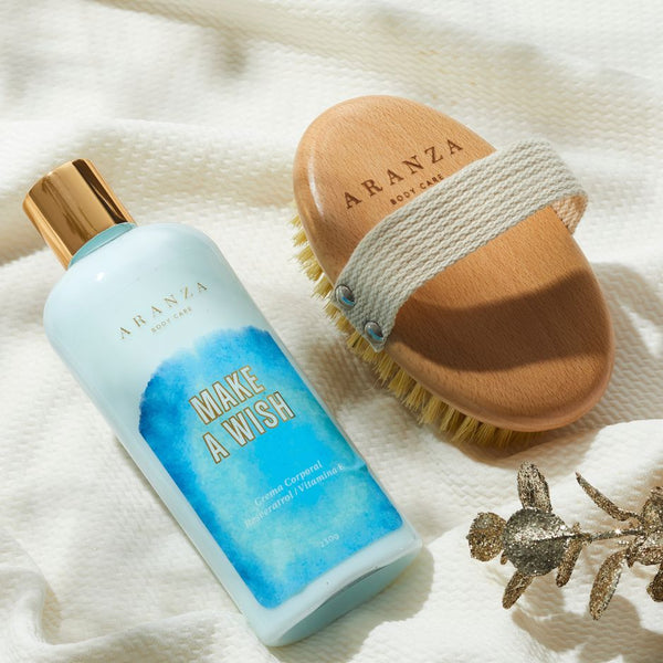 Box Crema corporal  hidratante aroma floral 230 ml.+ Cepillo exfoliante.