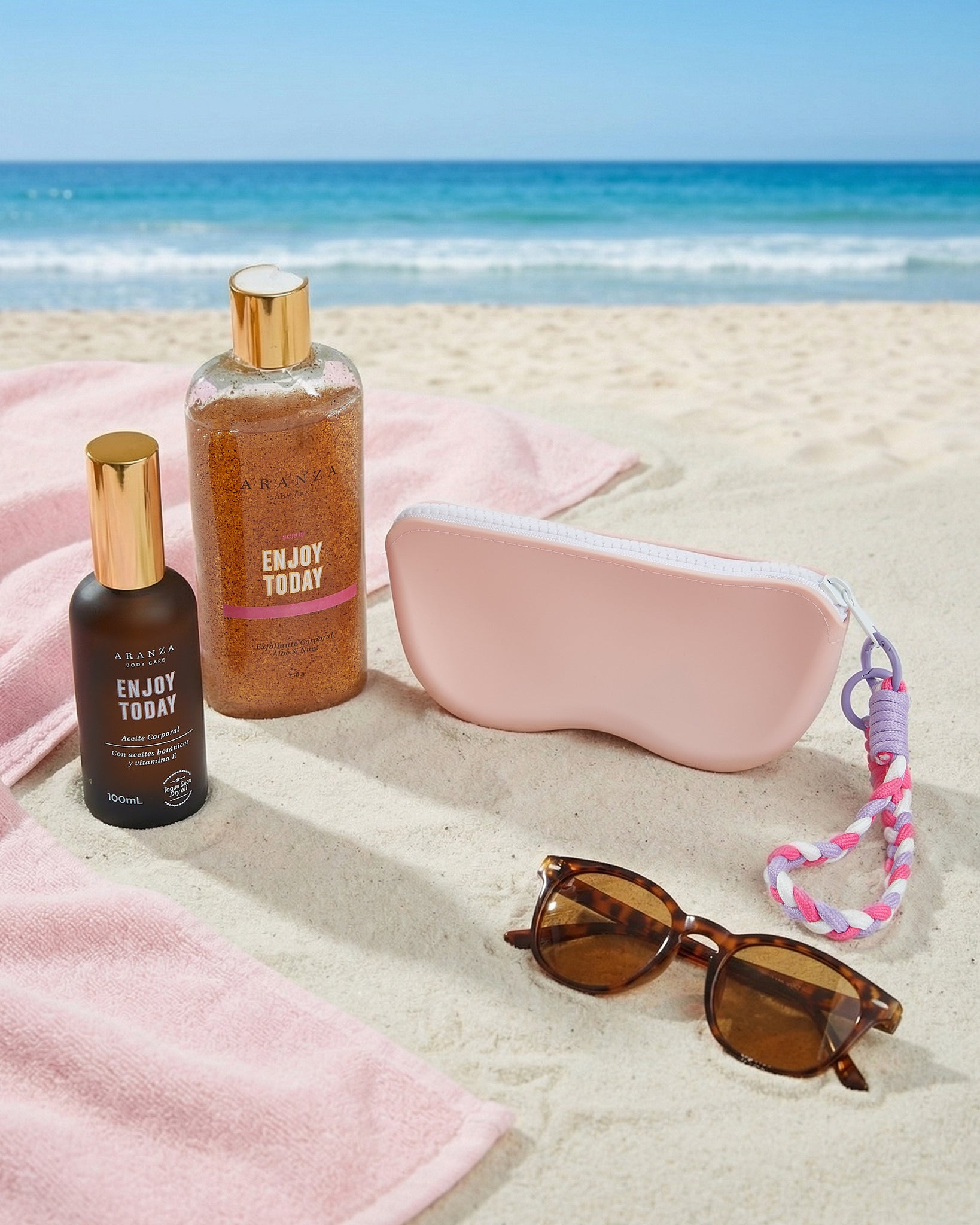 Box óleo corporal 100 ml + Exfoliante corporal 230 ml. con aroma a frutos rojos + case