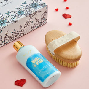 Box Crema corporal  hidratante aroma floral 230 ml.+ Cepillo exfoliante.