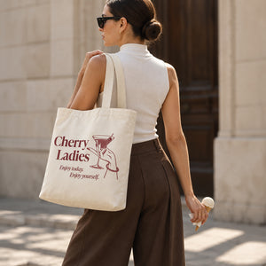 Tote bag Cherry Ladies 🍒 Llévala GRATIS por compras mayores a S/219 en este aroma