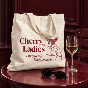 Tote bag Cherry Ladies 🍒 Llévala GRATIS por compras mayores a S/219 en este aroma