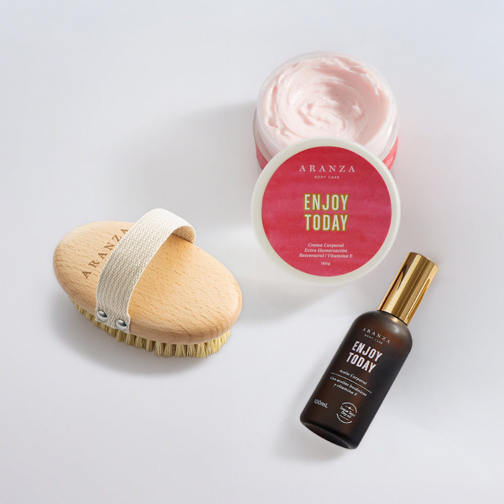Box  Cepillo exfoliante + aceite corporal + mantequilla 160gr aroma frutos rojos +paleta